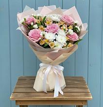 Букет цветов из:  Гвоздики, Орхидеи и Розы в Старовеличковской