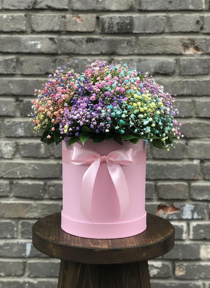 Цветочная композиция из Гипсофила и Розы в шляпной коробке в Старовеличковской