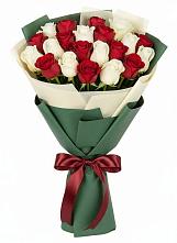 Букет Микс из красных и белых роз в Старовеличковской