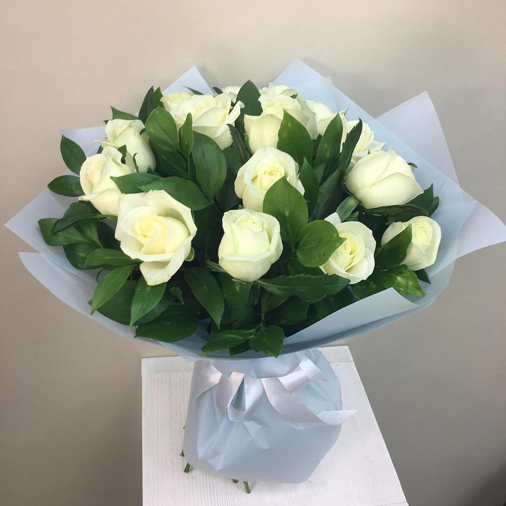 Букет 15 Белых роз Проуд в Старовеличковской