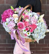Композиция солнечный день в Старовеличковской Цветочная композиция из Розы, Хризантемы, Пионы и Лизиантусы в корзине в Старовеличковской
