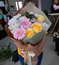 Букет цветов из:  Герберы, Розы и Хризантемы в Старовеличковской