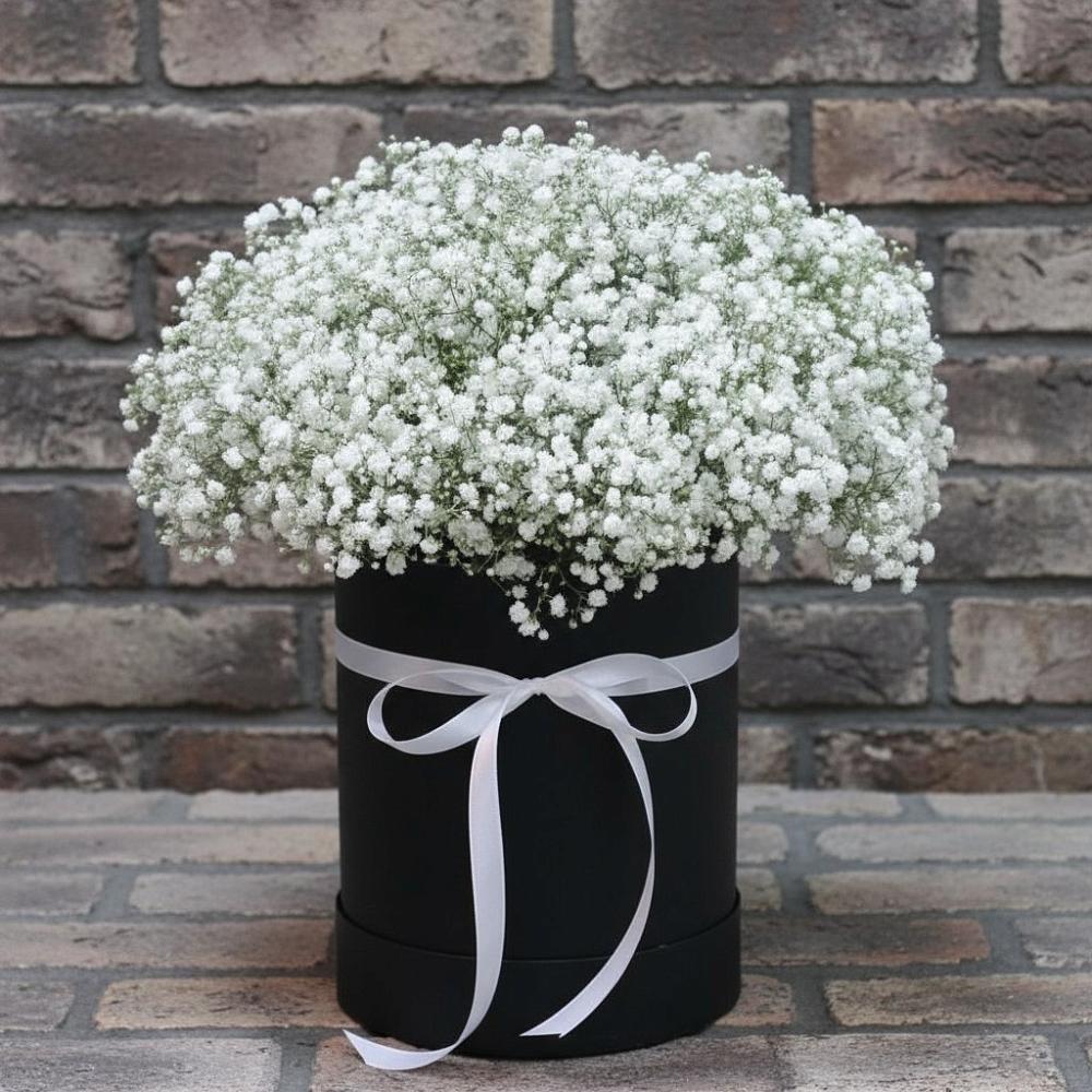 Цветочная композиция из Гипсофила в шляпной коробке в Старовеличковской