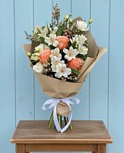 Букет цветов из:  Альстромерии, Лизиантусы, Розы и Хризантемы в Старовеличковской