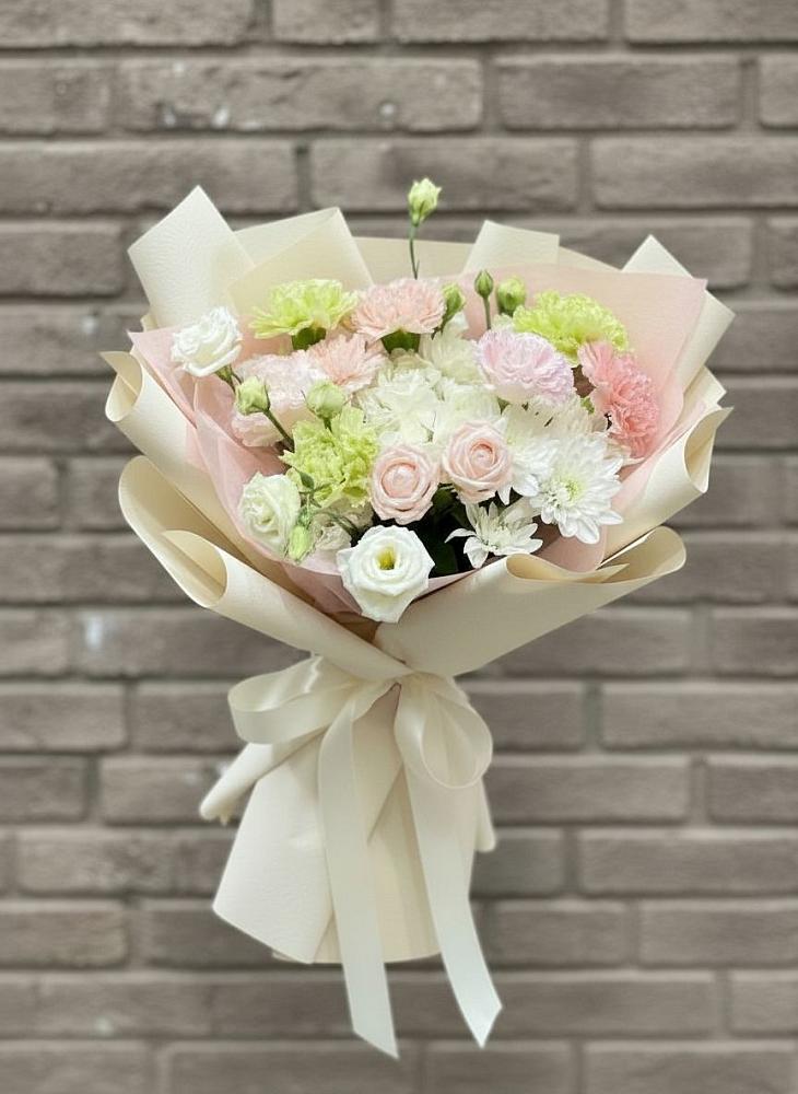 Букет цветов из: Гвоздики, Розы, Лизиантусы и Хризантемы в Старовеличковской