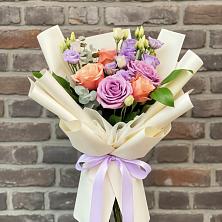 Букет цветов из:  Лизиантусы и Розы в Старовеличковской