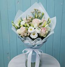 Букет цветов из:  Розы и Лизиантусы в Старовеличковской