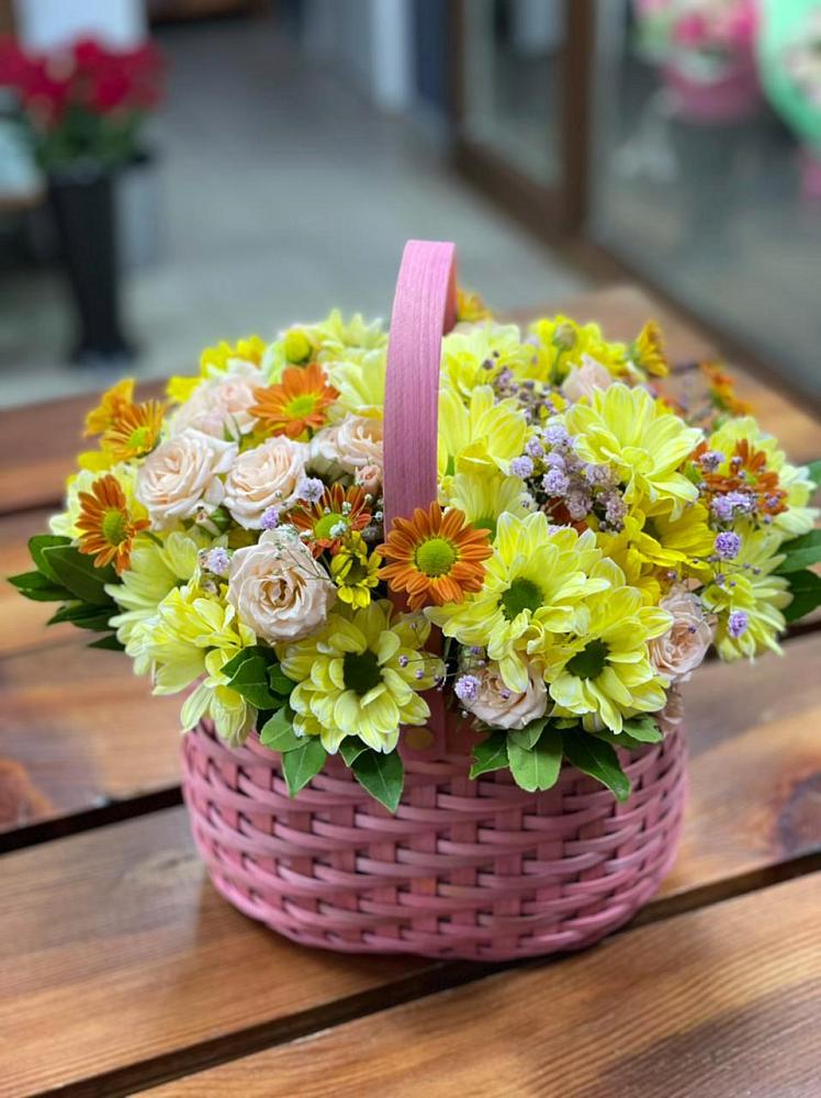 Цветочная композиция из Хризантемы и Розы в корзине в Старовеличковской