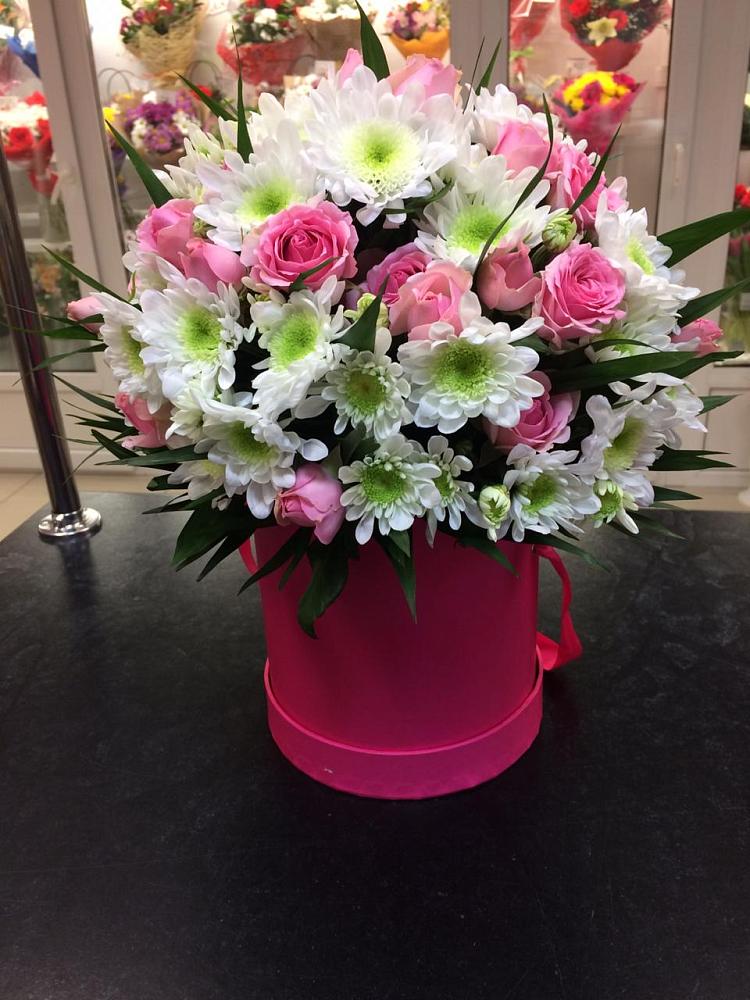 Цветочная композиция из Розы и Хризантемы в шляпной коробке в Старовеличковской