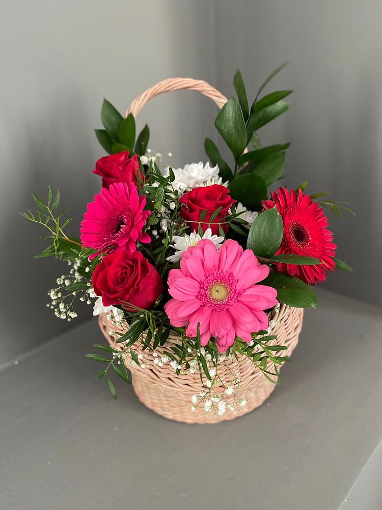 Цветочная композиция из Розы, Хризантемы и Герберы в корзине в Старовеличковской