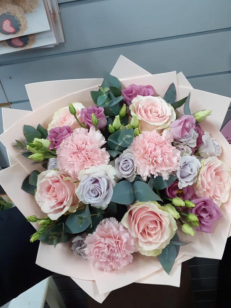 Букет цветов из: Розы, Гвоздики и Лизиантусы в Старовеличковской