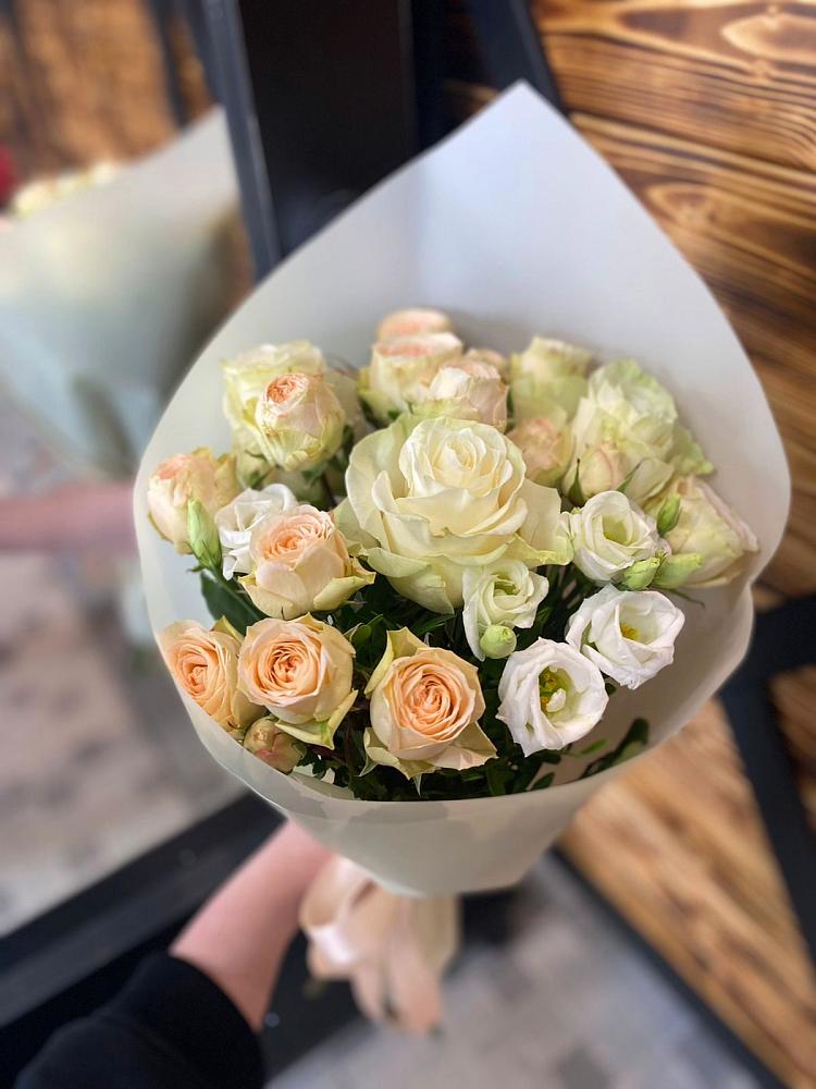 Букет цветов из: Розы и Лизиантусы в Старовеличковской